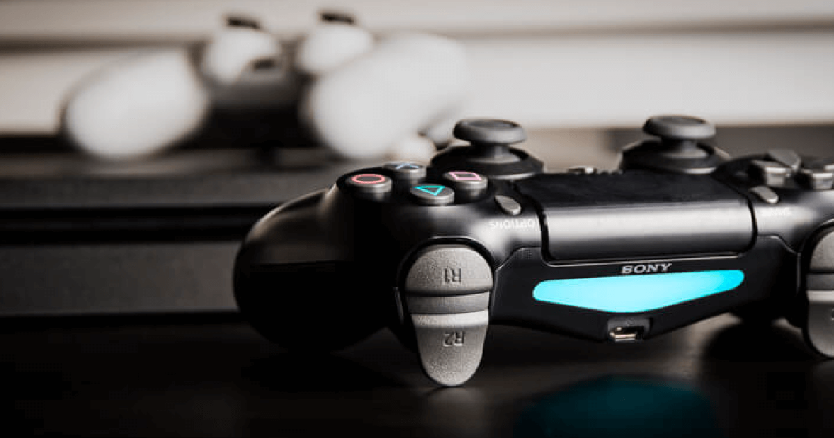 Black and white Playstation 5 controllers side by side; take a look at the trends in the gaming industry that will drive the electronic components market in 2021 here at Sourcengine.